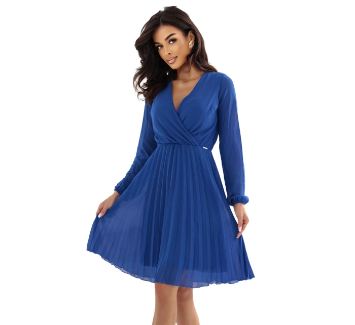 model 21290310 ISABELLE Elegantní plisované šaty s výstřihem a dlouhými rukávy chrpově modré - numoco