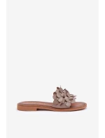 model 21684151 Dámské Kožené Pantofle Na Plochém Podpatku Taupe - Zazoo