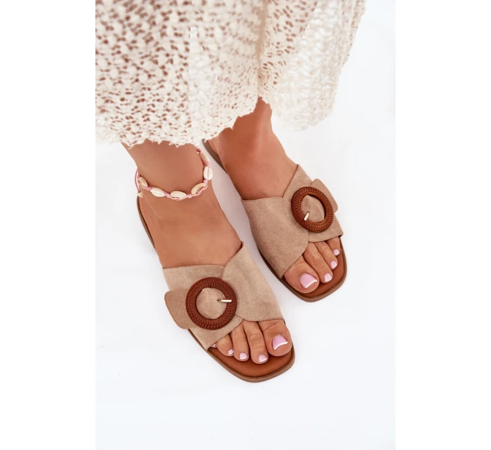 Dámské Pantofle Na Plochém Podpatku S Přezkou Béžové model 21698872 - Boto Dámské Pantofle Na Plochém Podpatku S Přezkou Béžové model 21698872 - Boto