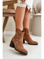Kotníkové boty s ažurovým svrškem na podpatku, z eko semiše, hnědé Nevishiia Kotníkové boty s ažurovým svrškem na podpatku, z eko semiše, hnědé Nevishiia