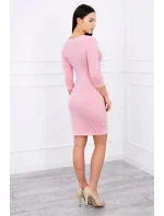 Přiléhavé šaty s průstřihem pod prsy v pudrově růžové barvě Přiléhavé šaty s průstřihem pod prsy v pudrově růžové barvě