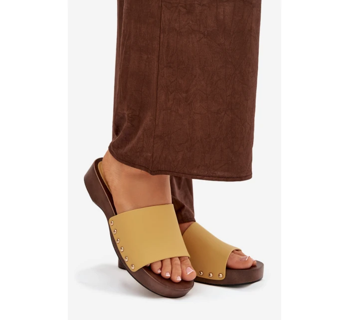 Dámské pantofle s žluté model 21918796 - Boto