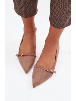 Dámské lodičky na nízkém podpatku s ozdobnou páskou Tmavě béžové model 22037728 - Boto