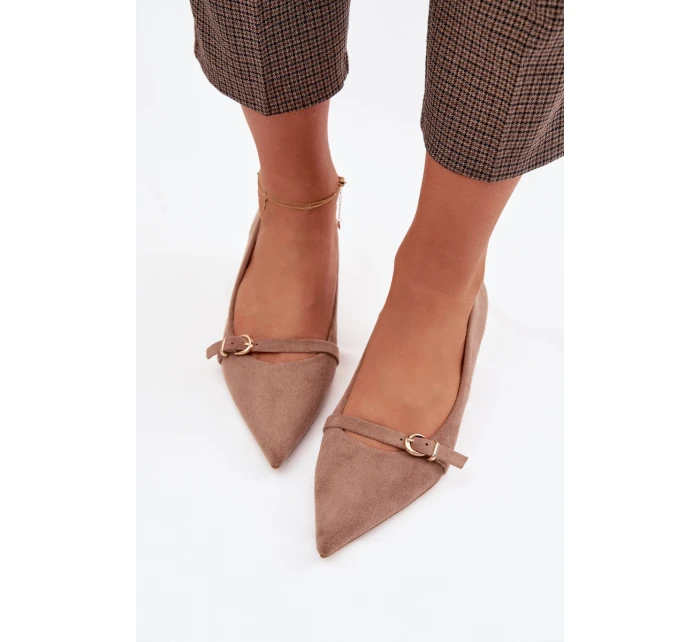 Dámské lodičky na nízkém podpatku s ozdobnou páskou Tmavě béžové model 22037728 - Boto