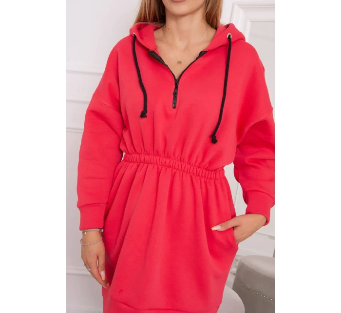 Zateplené šaty s kapucí v malinové barvě