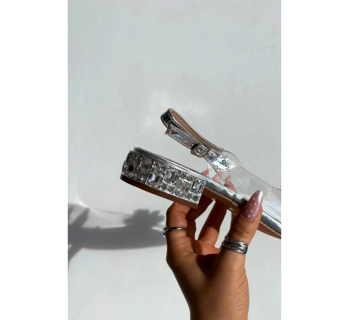 Průhledné sandály na nízkém podpatku s ozdobnými detaily D&A MR52-229 stříbrné Průhledné sandály na nízkém podpatku s ozdobnými detaily D&A MR52-229 stříbrné