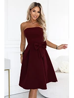 – elegantní midi šaty bez ramínek ve stylu s mašlí – bordó model 22405098 - numoco – elegantní midi šaty bez ramínek ve stylu s mašlí – bordó model 22405098 - numoco