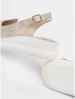 Pěkné dámské  sandály zlaté bez podpatku