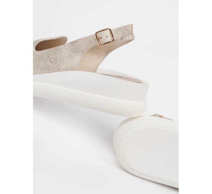 Pěkné dámské  sandály zlaté bez podpatku