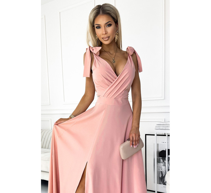 Dlouhé dámské šaty ve špinavě růžové barvě s výstřihem a zavazováním na ramenou model 18037942 - numoco