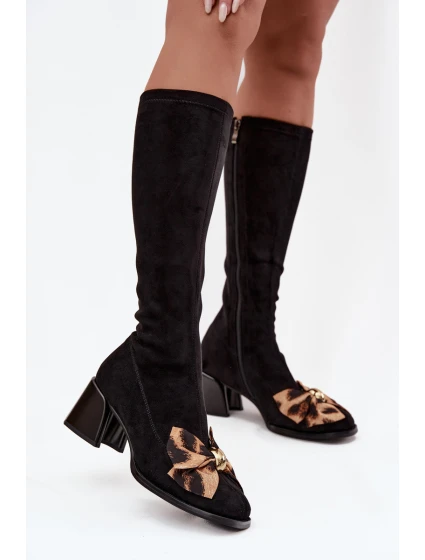 Dámské kozačky na klínku s ozdobnou mašlí model 21718438 Černé - D&A Dámské kozačky na klínku s ozdobnou mašlí model 21718438 Černé - D&A