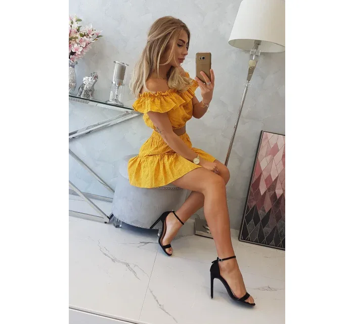 Vyšívaná souprava s hořčicovou halenkou s puntíky