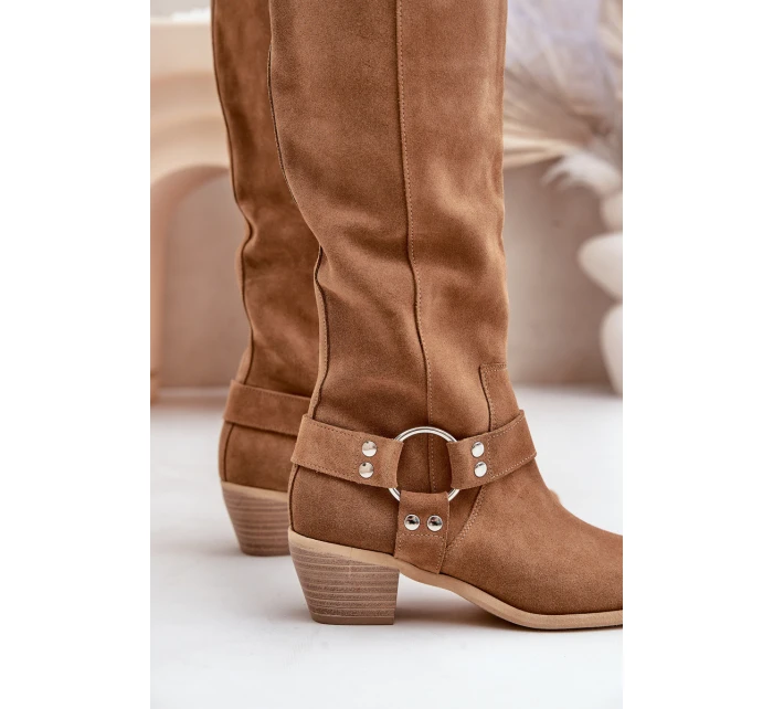 Semišové kozačky na nízkém podpatku s nad  Camel model 21680104 - Zazoo