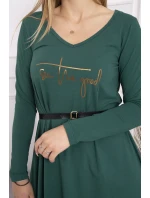 Šaty s ozdobným páskem a nápisem tmavě zelené Šaty s ozdobným páskem a nápisem tmavě zelené