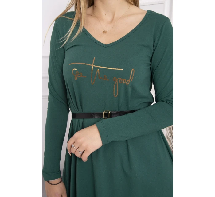 Šaty s ozdobným páskem a nápisem tmavě zelené Šaty s ozdobným páskem a nápisem tmavě zelené