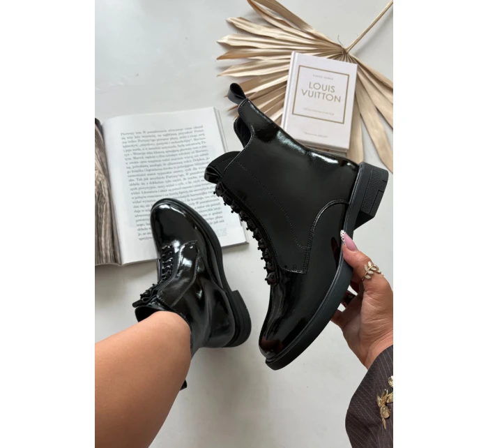 Lakované dámské kozačky z přírodní kůže D&A MR52-108 Černé