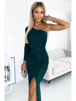 Dlouhé dámské šaty přes jedno rameno v lahvově zelené barvě s brokátem model 21819805 - numoco Dlouhé dámské šaty přes jedno rameno v lahvově zelené barvě s brokátem model 21819805 - numoco