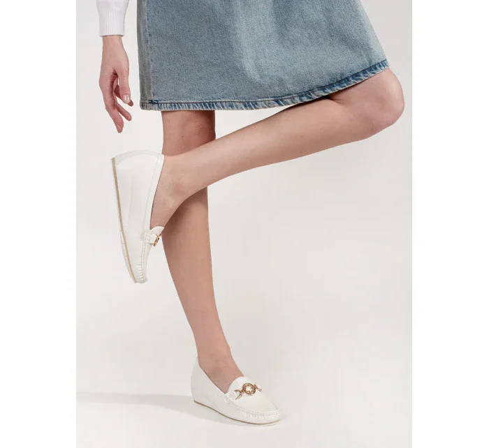 Jedinečné dámské bílé  mokasíny na klínku
