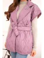 Dámská prošívaná vesta s páskem a širokým límcem tmavě růžová