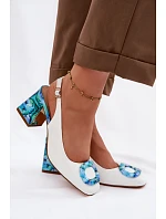 Kožené dámské sandály na podpatku s přezkou D&A model 22100330 bílé - S.Barski Kožené dámské sandály na podpatku s přezkou D&A model 22100330 bílé - S.Barski