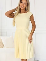 311-21 LILA Klasické plisované šaty s krátkými rukávy a páskem - máslově žluté