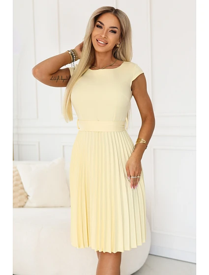 311-21 LILA Klasické plisované šaty s krátkými rukávy a páskem - máslově žluté