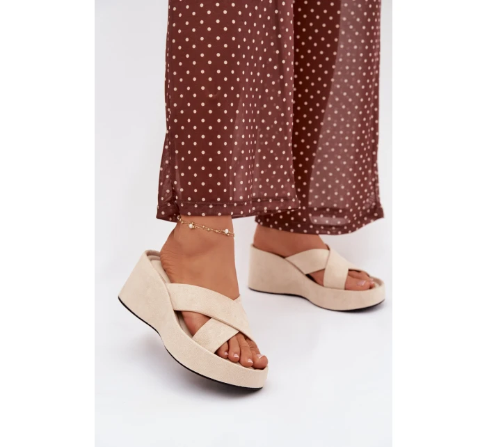 Dámské pantofle na platformě z eko semiše béžové model 21919335 - Boto Dámské pantofle na platformě z eko semiše béžové model 21919335 - Boto