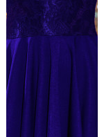 Dámské šaty v chrpové barvě s delším zadním dílem a krajkovým výstřihem model 6998337 - numoco