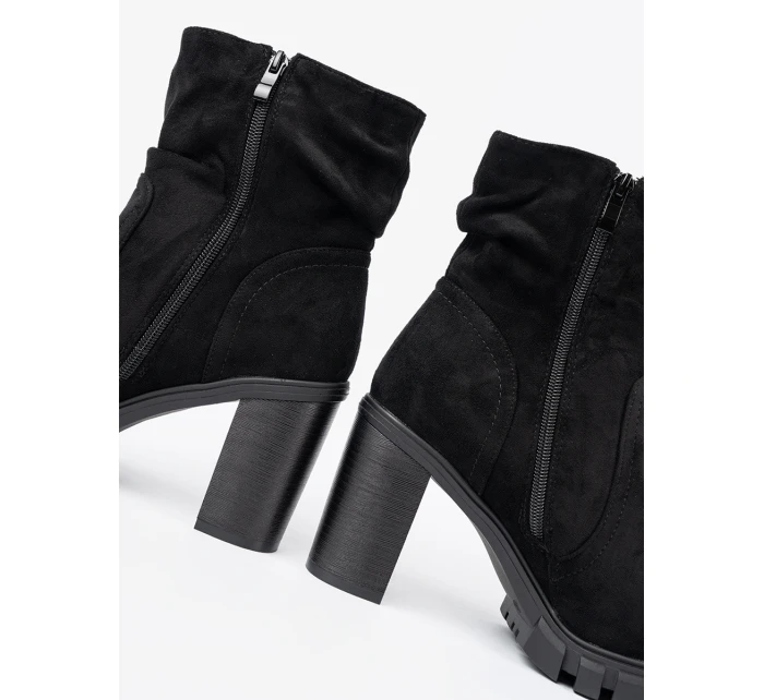 Jedinečné dámské černé  kotníčkové boty na širokém podpatku