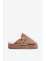 Dámské pantofle na silné podrážce s kožíškem a sponou tmavě béžové model 21677937 - Boto Dámské pantofle na silné podrážce s kožíškem a sponou tmavě béžové model 21677937 - Boto