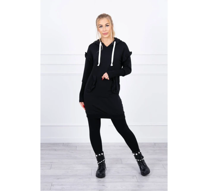 Šaty s ozdobnými volánky a kapucí černé barvy Šaty s ozdobnými volánky a kapucí černé barvy