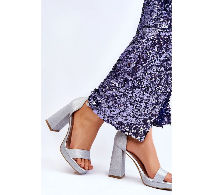 Lesklé Sandály Na Mohutném Podpatku Stříbrné Calmi Lesklé Sandály Na Mohutném Podpatku Stříbrné Calmi