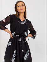 Černé asymetrické šaty s potiskem Yarela a vázáním