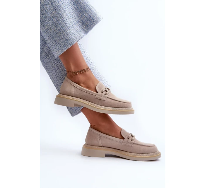 Dámské semišové mokasíny na plochém podpatku s ozdobou D&A béžová Dámské semišové mokasíny na plochém podpatku s ozdobou D&A béžová