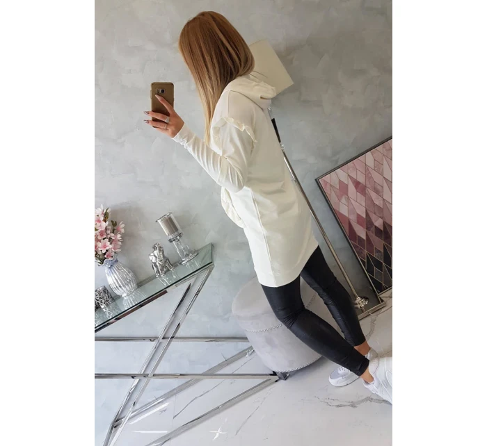 Šaty s ozdobnými volánky a kapucí ecru