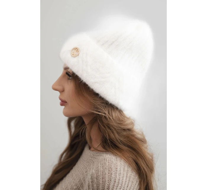 Dámská zimní čepice z huňaté příze a s elegantním knoflíkem bílá Dámská zimní čepice z huňaté příze a s elegantním knoflíkem bílá