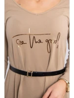 Šaty s ozdobným páskem a nápisem camel Šaty s ozdobným páskem a nápisem camel