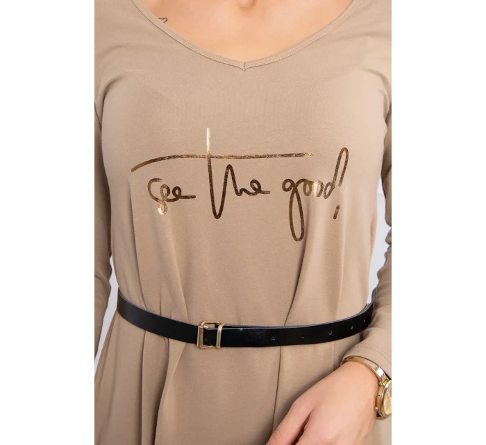 Šaty s ozdobným páskem a nápisem camel Šaty s ozdobným páskem a nápisem camel