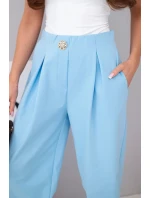 Dámské bavlněné kalhoty s vysokým pasem a ozdobným knoflíkem modré Dámské bavlněné kalhoty s vysokým pasem a ozdobným knoflíkem modré