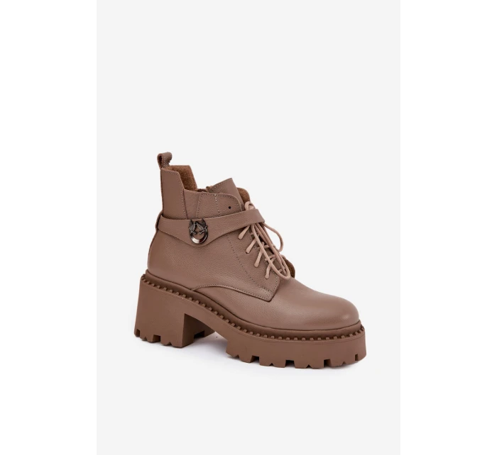 Kožené dámské kotníkové boty na klínu s ozdobným páskem zateplené model 21710528 tmavě béžové - Zazoo