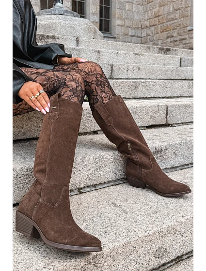 Dámské kožené semišové kozačky na nízkém podpatku, zateplené Big Star model 22386445 Hnědé - Big Star Shoes Dámské kožené semišové kozačky na nízkém podpatku, zateplené Big Star model 22386445 Hnědé - Big Star Shoes