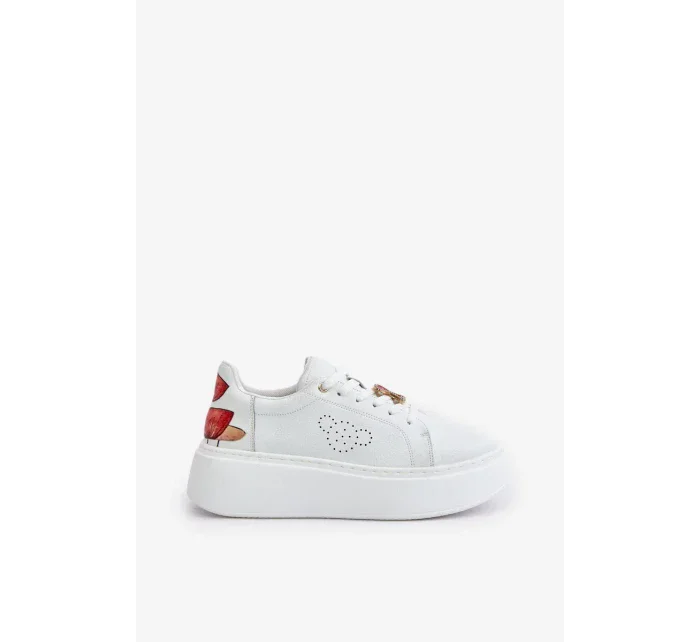 Kožené Dámské Tenisky Na Platformě S Broží A Ozdobným Květinou Bílé Kožené Dámské Tenisky Na Platformě S Broží A Ozdobným Květinou Bílé