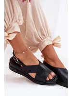 Dámské lakované sandály na klínku z eko kůže - černé Quilara Dámské lakované sandály na klínku z eko kůže - černé Quilara