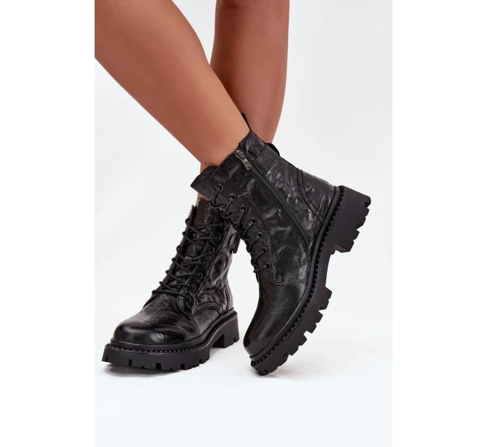 Dámské kožené boty Artiker – černé, s efektem mačkání a přezkou Dámské kožené boty Artiker – černé, s efektem mačkání a přezkou