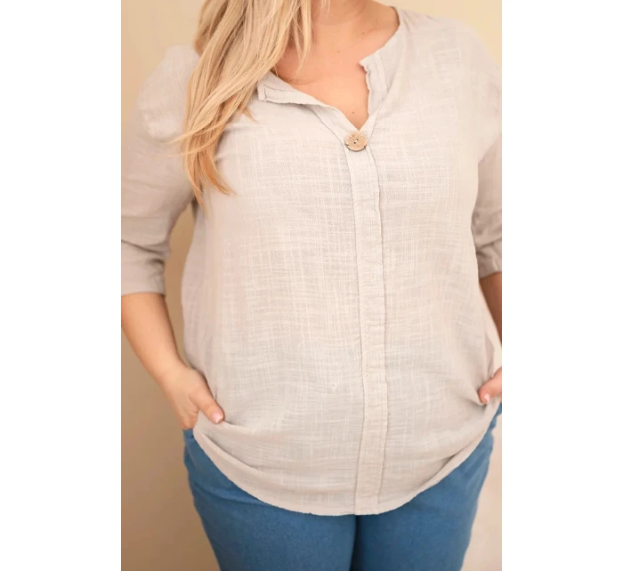 Dámská bavlněná halenka Plus Size s výstřihem na knoflíky béžová Dámská bavlněná halenka Plus Size s výstřihem na knoflíky béžová