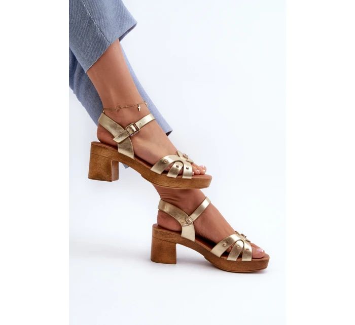 Dámské sandály na podpatku z eko kůže zlaté model 21658010 - EVENTO Dámské sandály na podpatku z eko kůže zlaté model 21658010 - EVENTO