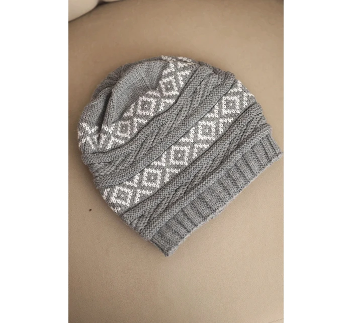 Dámská zimní čepice s vzorem a vlnou model 21725332 šedá - K-Fashion