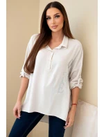 Dámská viskózová blůza s límečkem a potiskem s model 21908681 béžová - K-Fashion Dámská viskózová blůza s límečkem a potiskem s model 21908681 béžová - K-Fashion