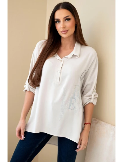 Dámská viskózová blůza s límečkem a potiskem s model 21908681 béžová - K-Fashion Dámská viskózová blůza s límečkem a potiskem s model 21908681 béžová - K-Fashion