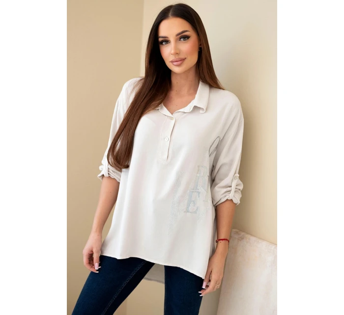 Dámská viskózová blůza s límečkem a potiskem s model 21908681 béžová - K-Fashion Dámská viskózová blůza s límečkem a potiskem s model 21908681 béžová - K-Fashion